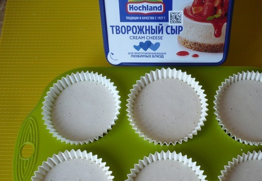 1. Этап. Творожный десерт: Творожную массу равномерно распределить по формочкам, а затем постучать формой об стол, чтобы творожная масса распределилась равномерно. Поставить выпекаться в разогретую до 160 градусов духовку на 15 минут.