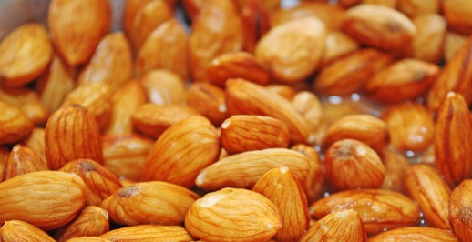 1. Этап. Варенье из абрикосов в сиропе: Я не писала в составе количество миндаля, так как его понадобится ровно столько, сколько у вас будет абрикосов. Итак, для того чтобы очистить миндаль от шелухи, заливаем его кипятком и оставляем минут на 15. Затем сливаем воду и промываем орехи в холодной воде, а потом еще на 15 минут заливаем их кипятком.