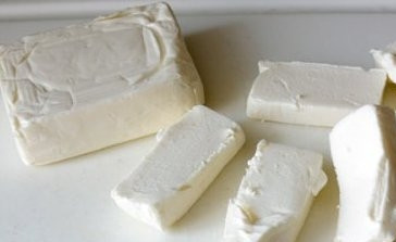 1. Этап. Суп-пюре из брокколи с плавленым сыром: 3. Тем временем нарезаем плавленный сыр. Отправляем его в наш суп. Варим еще 5-7 минут на слабом огне. Плавленный сыр можно использовать любой. Хорошо сочетается с овощами 