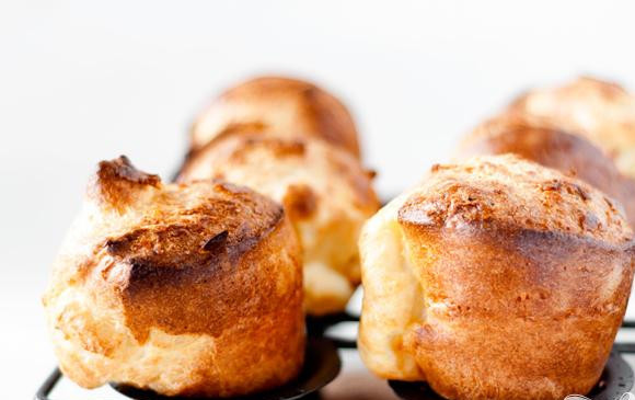 1. Этап. Поповеры (пустые булочки): 3. После того, как тесто будет готово, убрать форму из духовки и разделить тесто равномерно между 6 отделениями формы. Заполнить каждое отделение почти по самый верх. Поместить форму с булочками обратно в разогретую духовку и выпекать в течение 20 минут, не открывайте дверцу духовки. Снизить температуру духовки до 175 градусов и продолжать выпекать в течение 15-18 минут, до тех пор, пока булочки не станут золотистыми. Выложить булочки на стойку и дать остыть в течение 3-5 минут до подачи на стол.