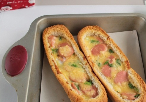 1. Этап. Багет запеченный с яйцом и сосисками: Выложите на противень или в форму для запекания и поставьте в разогретую духовку до 180* на 15-20 минут.