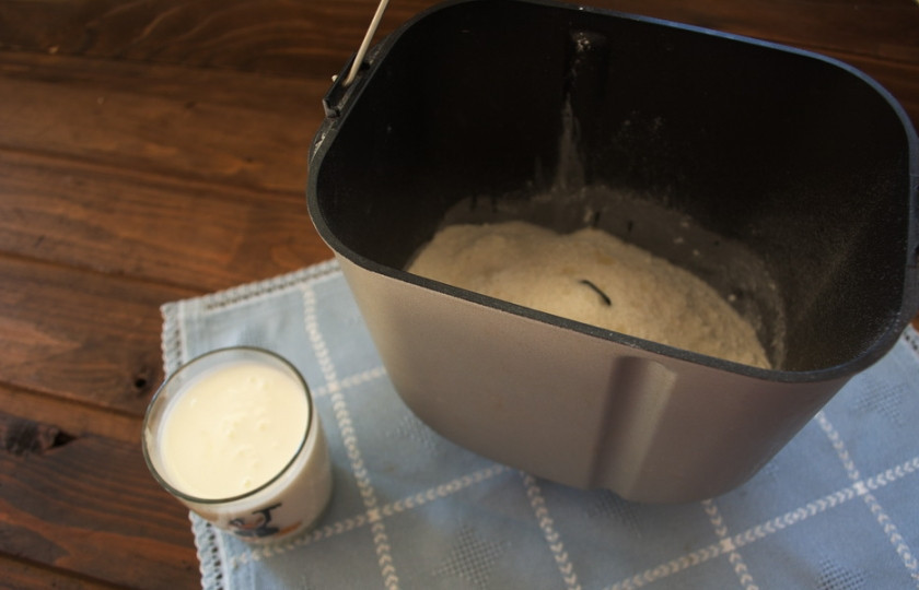 1. Этап. Сладкие булочки на кефире: Добавляем 1 ч. ложка соли, 5 ст. ложек сахара. Вливаем кефир.