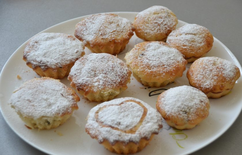 1. Этап. Кекс Майский: Присыпьте кексы сахарной пудрой.