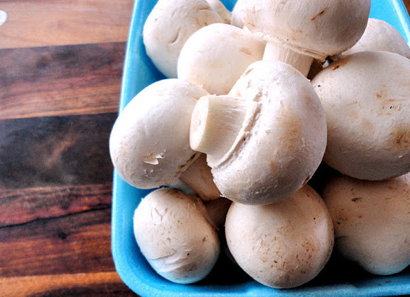 1. Этап. Жареные фаршированные шампиньоны: 1. Грибы лучше брать покрупнее, чтобы соотношение с начинкой было более подходящим. Их нужно вымыть и обсушить.