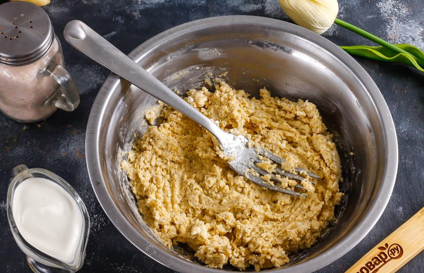 1. Этап. Полезные ватрушки с творогом: Тщательно вымешайте овсяно-творожное тесто.