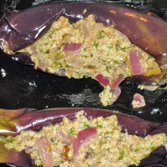 1. Этап. Баклажаны сациви с грецкими орехами: Получившейся смесью начиняем запеченные баклажаны. Ставим баклажаны в холодильник - подавать их нужно холодными.