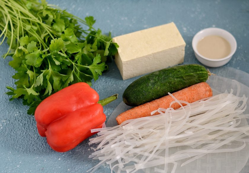 1. Этап. Тайские роллы: Подготовьте все ингредиенты.