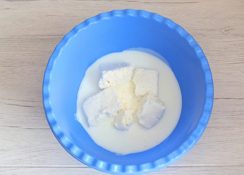 1. Этап. Творожное печенье с сыром: В чашу налейте кефир, добавьте творог и соль по вкусу. Пробейте погружным блендером до однородного состояния.