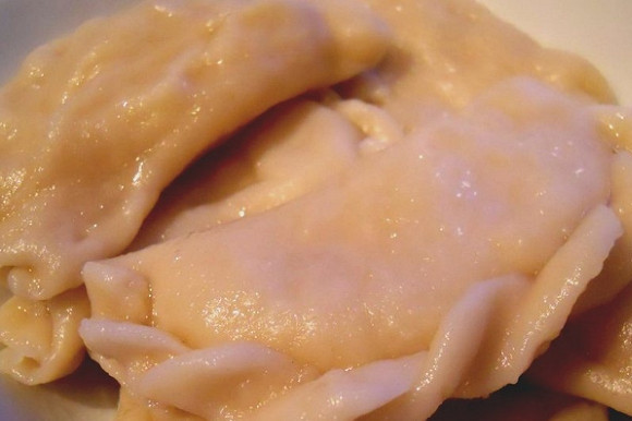 1. Этап. Вареники с картошкой постные: 7. Отварите вареники в кипящей подсоленной воде в течение 5 минут после того, как они всплыли. Выложите в миску и добавьте каплю растительного масла, подавайте сразу.