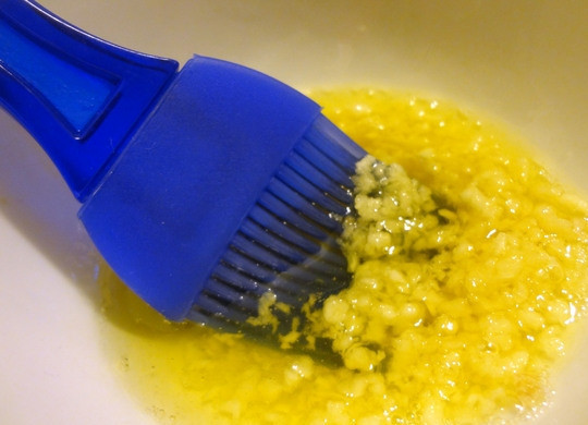 1. Этап. Пампушки: 8. Очистите чеснок и пропустите его через пресс или натрите на терке, соедините с растительным маслом.