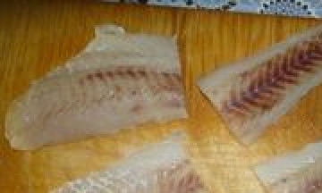 1. Этап. Минтай в панировке: Филе разрежьте на два кусочка, обмакните в яйцо и панировочные сухари.