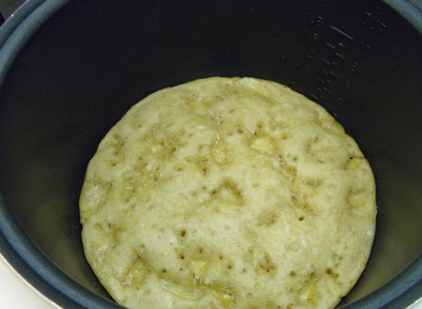 1. Этап. Постный яблочный пирог: В смазанную форму перелейте тесто, установите форму в мультиварку, выберите режим 