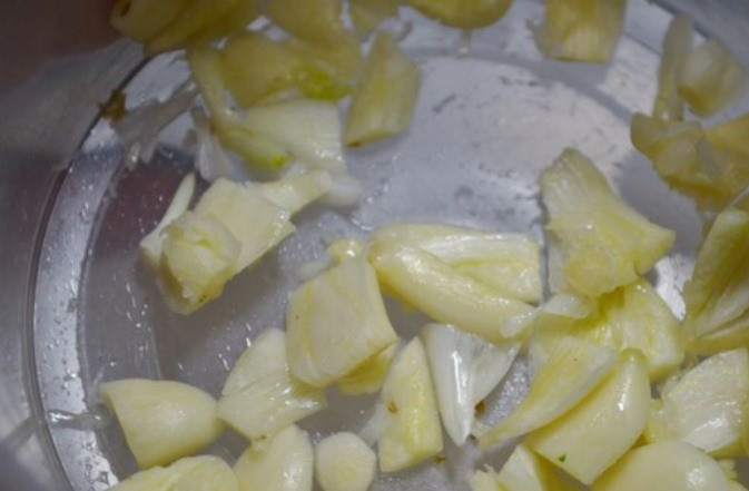 1. Этап. Харчо из баранины в мультиварке: Чеснок мелко нарежьте.