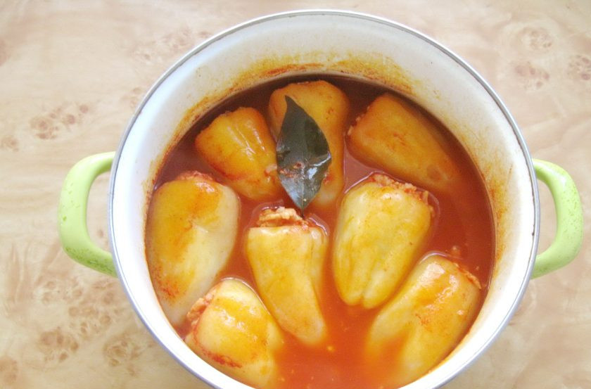 1. Этап. Фаршированный перец с курицей и капустой: Готовьте фаршированные перцы на среднем огне 45-50 минут. В процессе варки обязательно попробуйте соус и добавьте по вкусу сахар или соль, если это нужно.