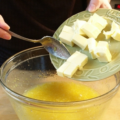 1. Этап. Лимонный керд: Перемешиваем до растворения сахарной пудры, затем добавляем кубиками нарезанное сливочное масло и ставим на водяную баню, то есть - на кастрюльку с кипящей водой.