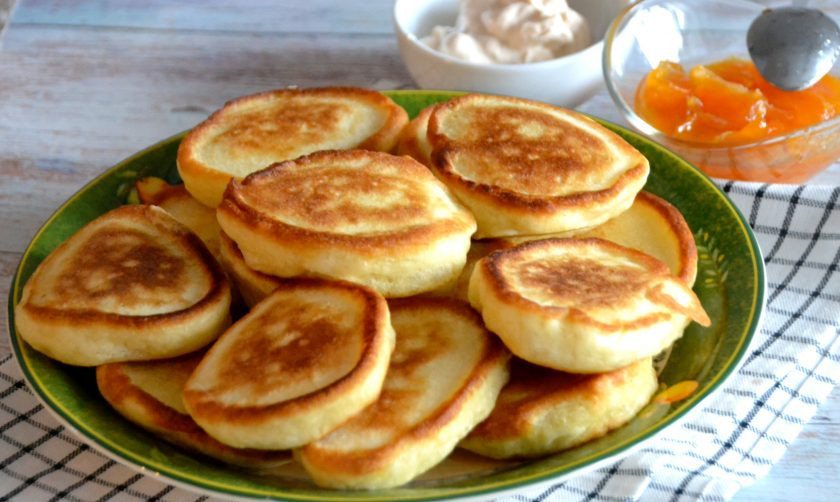 1. Этап. Украинские оладьи: Оладушки получились пышные, румяные, аппетитные. Подавайте их со сметаной, вареньем или со сгущенным молоком. Замечательный вариант для завтрака, семья будет довольна!