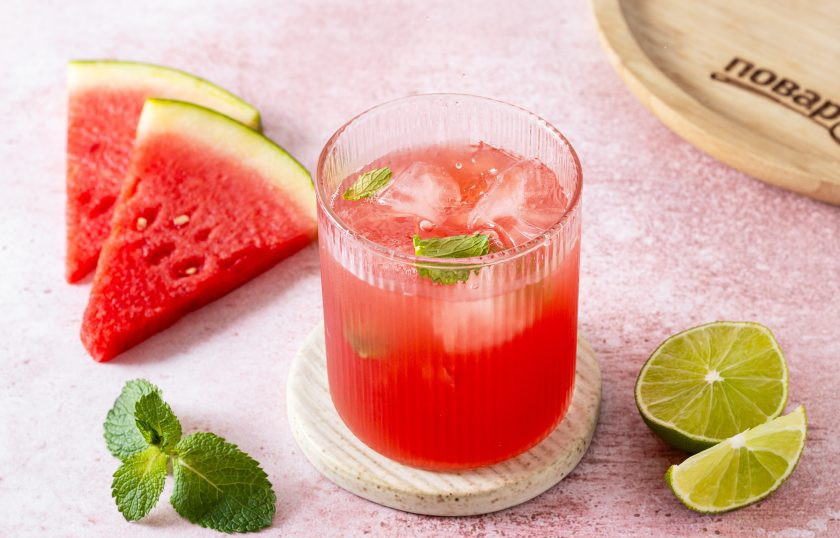 1. Этап. Арбузный зеленый чай: Подавайте арбузный зеленый чай охлажденным, можно добавить пару кубиков льда и свежую мяту.