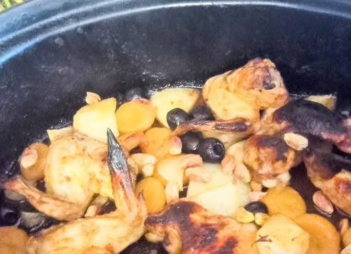 1. Этап. Курица, запеченная с хариссой и курагой: По окончании приготовления посыпать фисташками. Можно подавать. Приятного аппетита.