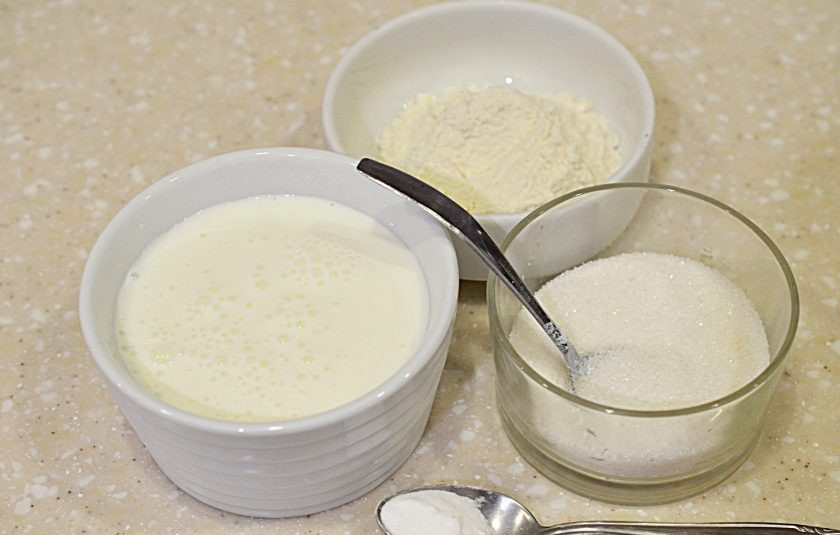 1. Этап. Панкейки из цельнозерновой муки: Подготовьте все ингредиенты.