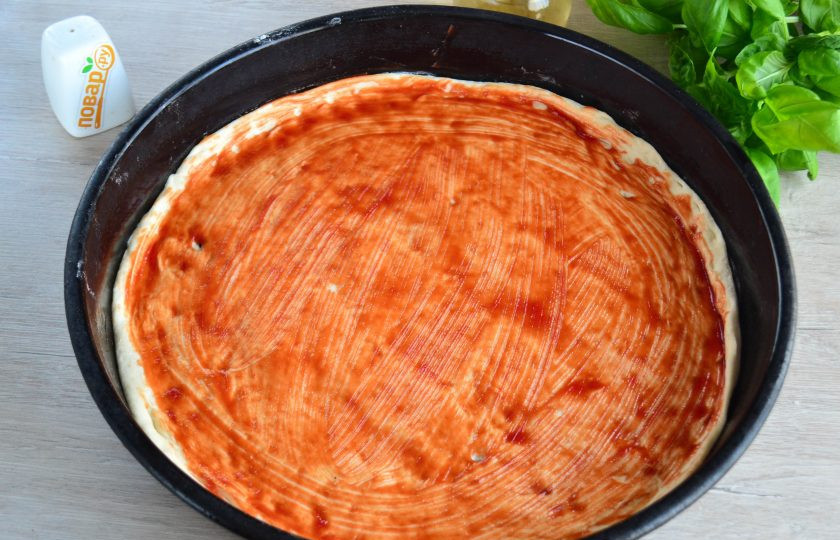 1. Этап. Пицца Каприччиозо: Смажьте соусом для пиццы или кетчупом.