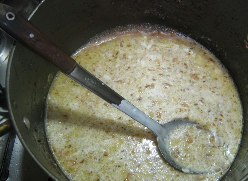 1. Этап. Курица, тушенная в кефире: 7. В кастрюлю вливаю кефир, солю и перчу по вкусу (если нужно), перемешиваю.