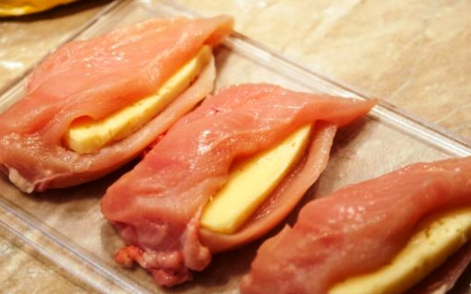 1. Этап. Куриная грудка с сыром: В каждой грудке с помощью ножа сделайте кармашки, в которые вложите равные части сыра.