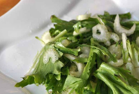 1. Этап. Салат с уткой: Режем не очень крупно стебель сельдерея. Затем выкладываем их на тарелку. После чего сверху кладем промытые листья зеленого салата (любой сорт), листики притом можно слегка порвать руками.