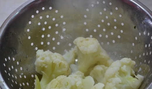 1. Этап. Овощная Паннакотта с сыром: 1. В подсоленной воде отварите немного цветную капусту, разделенную на соцветия. После откиньте на дуршлаг и оставьте остывать. А параллельно в небольшом количестве воды замочите желатин.