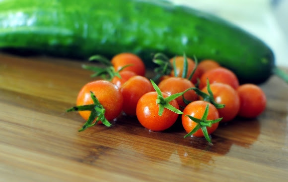 1. Этап. Рецепт салата Летний: 5. Тем временем вымойте, обсушите и нарежьте помидорчики и огурец.