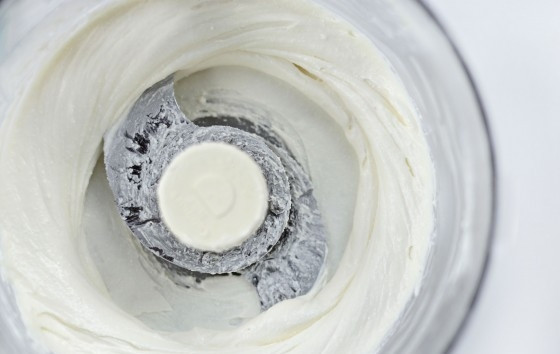 1. Этап. Тосты с маринованными помидорами: 6. Измельчите ингредиенты в единую консистенцию.