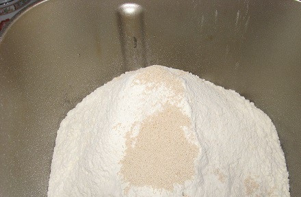 1. Этап. Тесто на баурсаки: 2. Добавить быстродействующие дрожжи.