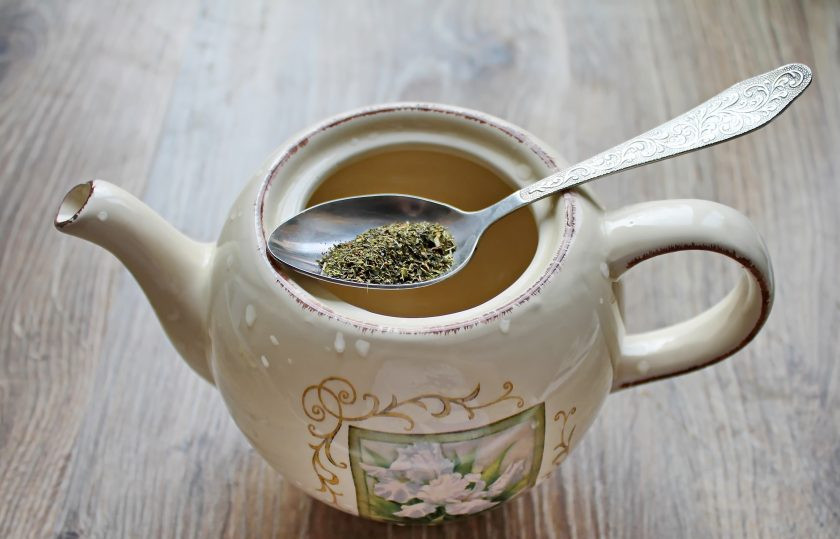 1. Этап. Чай из фейхоа: Чайник обварите кипятком и всыпьте в него зеленый чай.