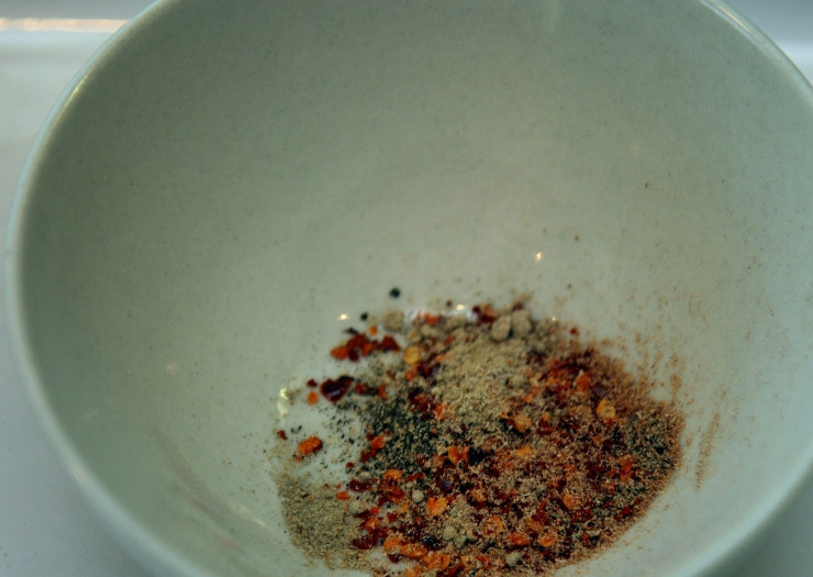 1. Этап. Маринованная говядина: Смешиваем в мисочке свои любимые специи.