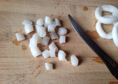 1. Этап. Салат из кальмаров с грибами: Остывшие кальмары нарезаем кубиками.