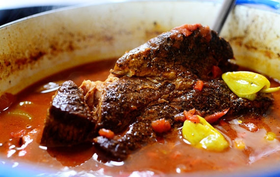 1. Этап. Острая тушеная говядина по-итальянски: По истечению 4 часов блюдо будет выглядеть следующим образом, а говядина будет идеально мягкой и нежной.