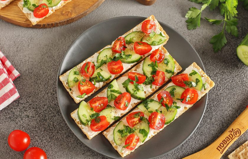 1. Этап. Диетические бутерброды: Перед подачей бутерброды посолите, поперчите и посыпьте свежей зеленью. Подавать рекомендую стразу же, пока хлебцы хрустящие, а овощи и зелень не потеряли свой привлекательный вид. Приятного аппетита!