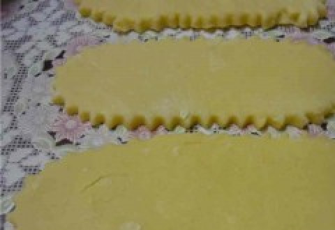 1. Этап. Коржики на сметане: Раскатываем тесто до ширины в 1 см и разрезаем на кусочки (лучше всего формой).