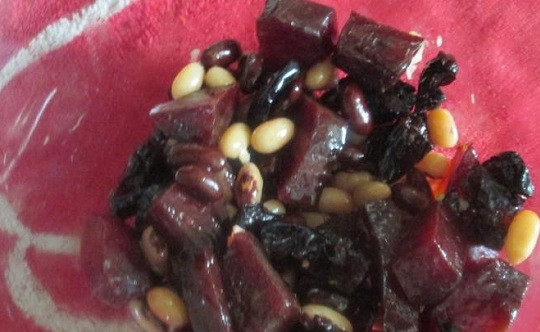 1. Этап. Салат из свеклы с фасолью и черносливом: 5. Чернослив промойте, залейте на пару минут кипятком, обсушите и нарежьте. Добавьте в салатник вместе с пропущенным через пресс чесноком.