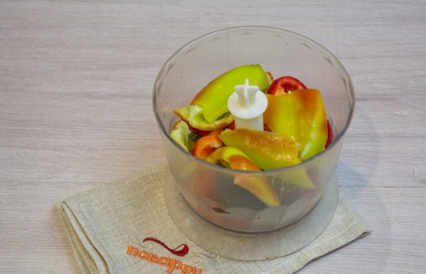 1. Этап. Аджика абхазская классическая: Для приготовления аджики в чашу блендера поместите 2 зубчика чеснока, 1 стручок острого жгучего перца, 2-3 крупных болгарских перца. Лучше, если перцы будут зелеными или едва красными. Вообще абхазская аджика обычно зеленого цвета.