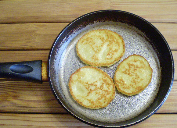 1. Этап. Драники рецепт классический: 7. Переверните на другую сторону, обжарьте до готовности.