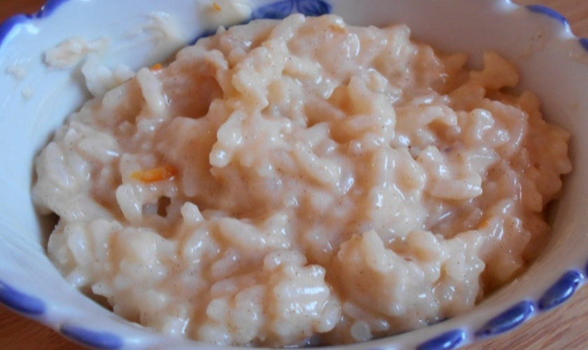 1. Этап. Паровой рисовый пудинг: 7. Готовлю пудинг порционно, но можно и в большой форме. Смазываю формы маслом и выкладываю рисовую массу.