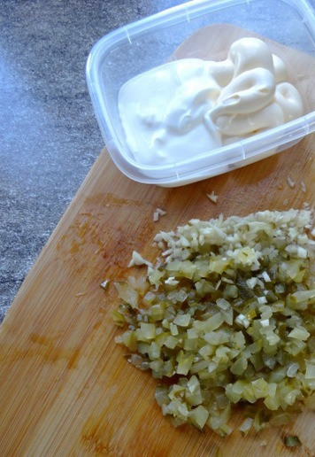 1. Этап. Хот-дог-гриль с картофелем пай: Для соуса мелко нарезать огурец и чеснок.