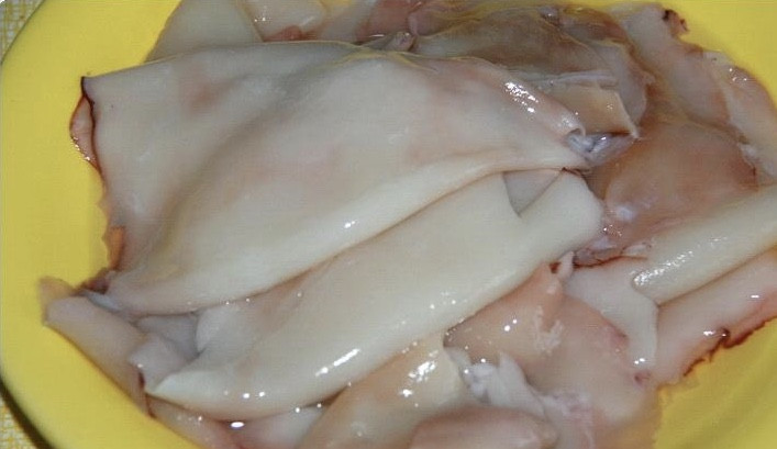 1. Этап. Салат из кальмаров и шампиньонов: 2. Кальмары чистим и хорошенько промывам.