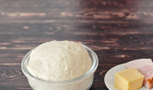 1. Этап. Рогалики с копчёной грудинкой и сыром: Подготовьте все необходимые продукты для приготовления рогаликов. Дрожжевое тесто может быть абсолютно любым, как сдобным, так и не очень. В конце рецепта я дам ссылку на рецепт моего универсального теста, которое я использовла для этих рогаликов. Сыр можете брать любой, главное чтобы он плавился. А грудинку заменить на бекон или ветчину.