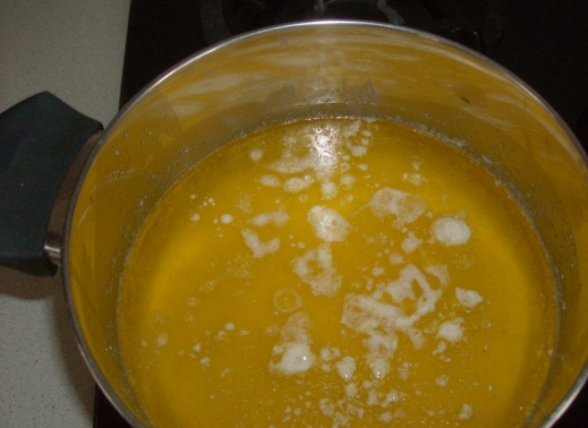 1. Этап. Капуста по-армянски маринованная: 2. Вскипятите воду, всыпьте в нее соль, сахар, охладите смесь. Затем добавьте немного уксуса и масла.