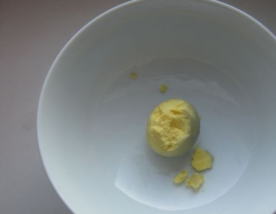 1. Этап. Заправка к салату: Сварите яйцо, выньте из него желток.