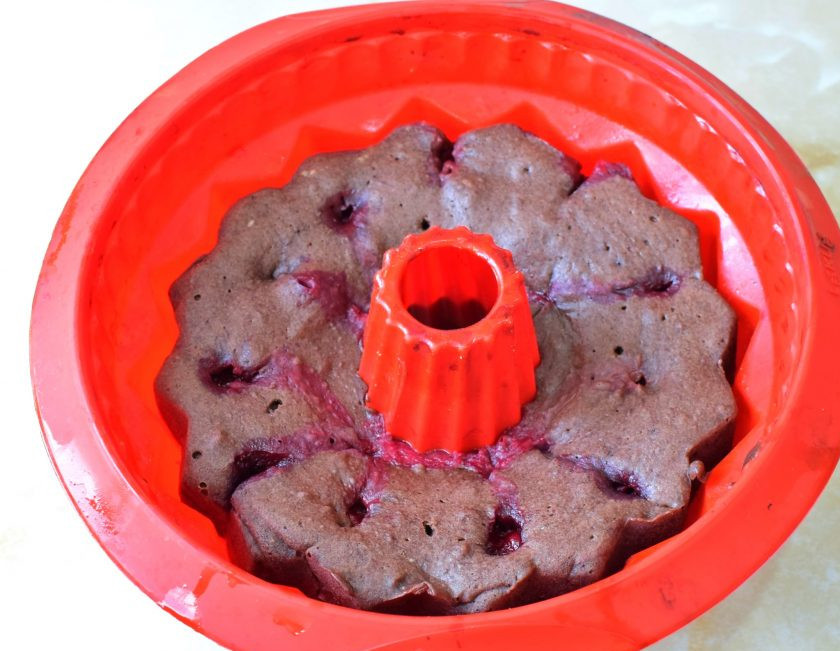 1. Этап. Кекс с вишней в микроволновке: Готовый кекс достаньте из микроволновки.