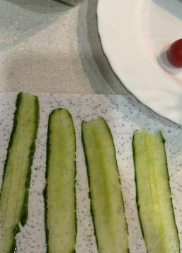 1. Этап. Рождественский салат Оливье: Огурец нарезаем тонкими слайсами, я это делаю с помощью овощечистки