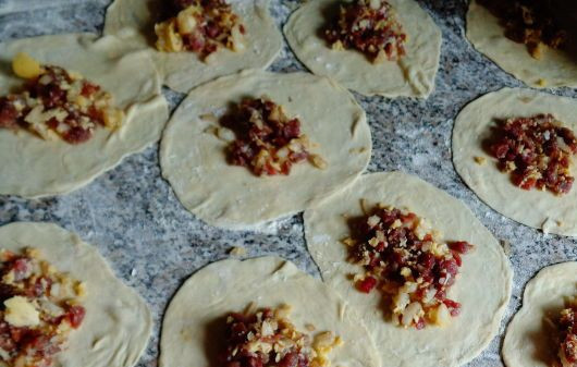 1. Этап. Самса в духовке: 7. Выкладываем начинку в середину, залепливаем тесто.