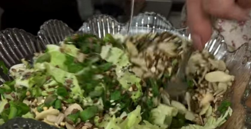 1. Этап. Хрустящий салат с мивиной: 2. Разогрейте сковороду и без растительного масла обжарьте семечки и орехи в течение 2 минут, постоянно помешивая. Добавьте к салату.